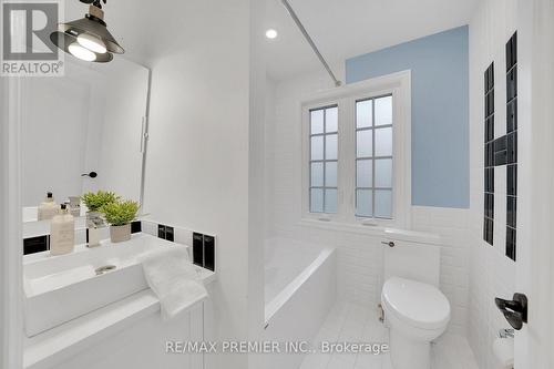 10 Edgehill Road, Toronto, ON - Indoor Photo Showing Bathroom