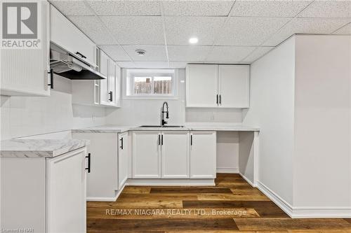 7422 Dorchester Road, Niagara Falls, ON - Indoor Photo Showing Kitchen