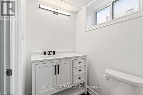 7422 Dorchester Road, Niagara Falls, ON - Indoor Photo Showing Bathroom