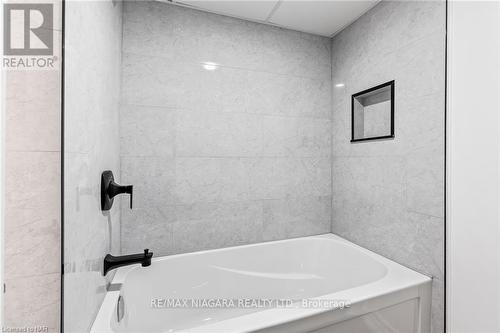 7422 Dorchester Road, Niagara Falls, ON - Indoor Photo Showing Bathroom