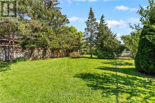 7422 Dorchester Road, Niagara Falls, ON - Outdoor