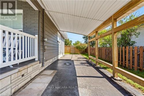 7422 Dorchester Road, Niagara Falls, ON - Outdoor With Exterior