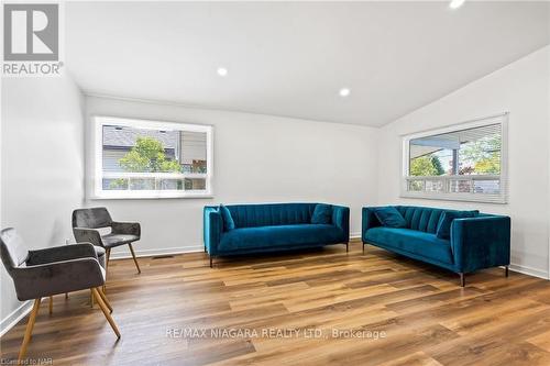 7422 Dorchester Road, Niagara Falls, ON - Indoor Photo Showing Living Room