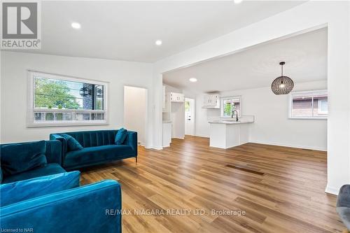 7422 Dorchester Road, Niagara Falls, ON - Indoor Photo Showing Living Room