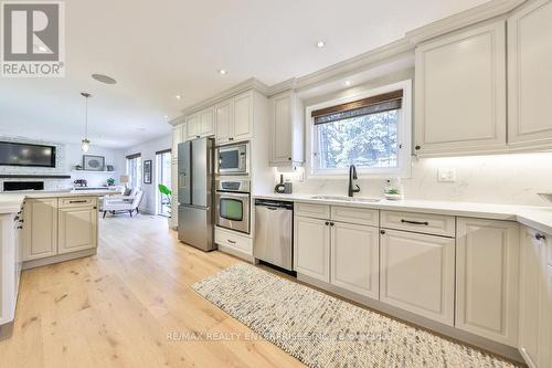 1647 Woodeden Drive, Mississauga, ON - Indoor Photo Showing Kitchen With Upgraded Kitchen