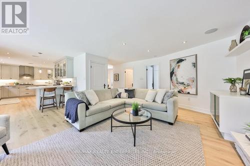 1647 Woodeden Drive, Mississauga, ON - Indoor Photo Showing Living Room