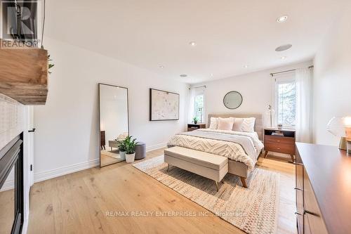 1647 Woodeden Drive, Mississauga, ON - Indoor Photo Showing Bedroom