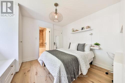 1647 Woodeden Drive, Mississauga, ON - Indoor Photo Showing Bedroom