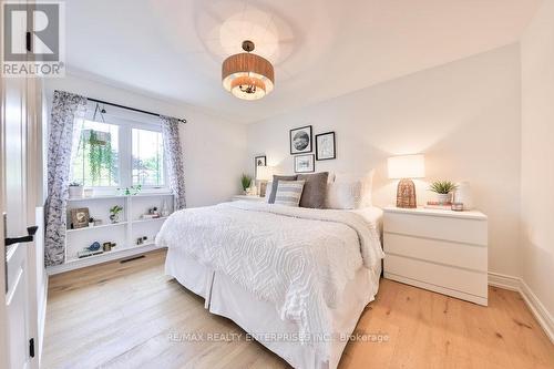 1647 Woodeden Drive, Mississauga, ON - Indoor Photo Showing Bedroom