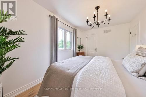 1647 Woodeden Drive, Mississauga, ON - Indoor Photo Showing Bedroom