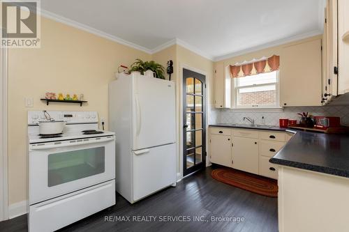 9 Gregory Street, Brampton, ON - Indoor Photo Showing Kitchen