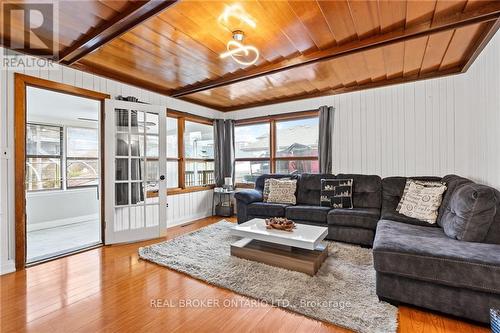 5317 Third Avenue, Niagara Falls, ON - Indoor Photo Showing Living Room