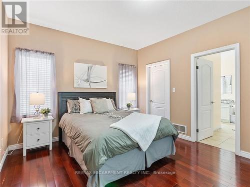 52 Arrowhead Drive, Hamilton, ON - Indoor Photo Showing Bedroom