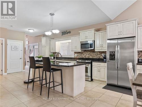 52 Arrowhead Drive, Hamilton, ON - Indoor Photo Showing Kitchen With Upgraded Kitchen