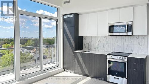 703 - 500 Dupont Street, Toronto C02, ON - Indoor Photo Showing Kitchen