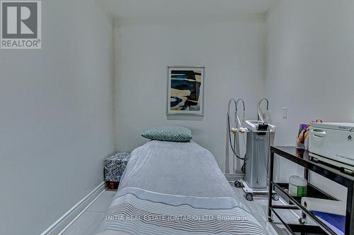 281 Oxford Street E, London, ON - Indoor Photo Showing Bedroom