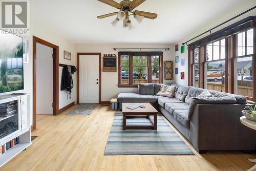 2604 42 Avenue, Vernon, BC - Indoor Photo Showing Living Room