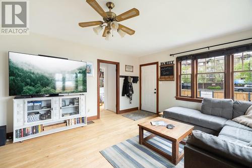 2604 42 Avenue, Vernon, BC - Indoor Photo Showing Living Room