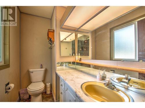 2272 Francis Street, Vernon, BC - Indoor Photo Showing Bathroom