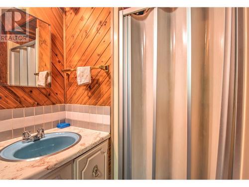 2272 Francis Street, Vernon, BC - Indoor Photo Showing Bathroom