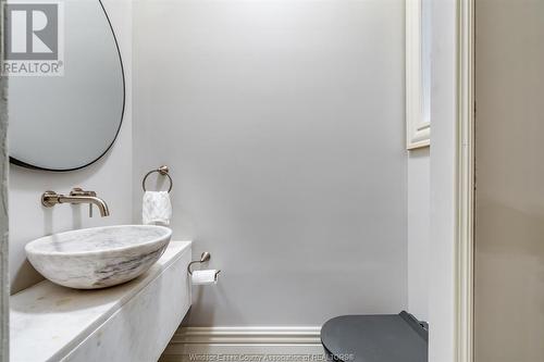 719 Victoria Avenue, Windsor, ON - Indoor Photo Showing Bathroom