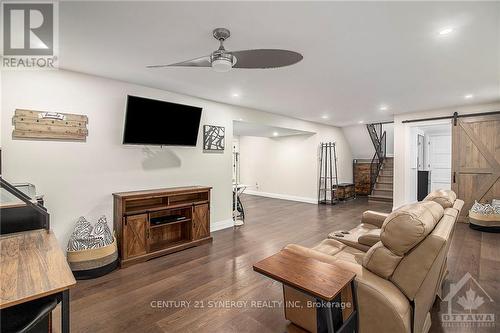 124 Hybrid Street, Russell, ON - Indoor Photo Showing Living Room