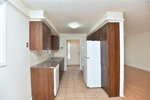 330 Locheed Drive, Hamilton, ON - Indoor Photo Showing Kitchen With Double Sink