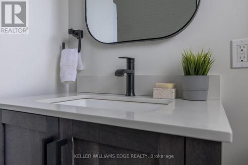 5 Florence Street, Hamilton, ON - Indoor Photo Showing Bathroom