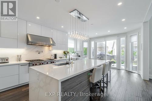 6810 Early Settler Row, Mississauga, ON - Indoor Photo Showing Kitchen With Upgraded Kitchen