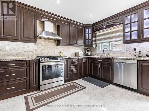 94 Blackmere Circle S, Brampton, ON - Indoor Photo Showing Kitchen With Upgraded Kitchen