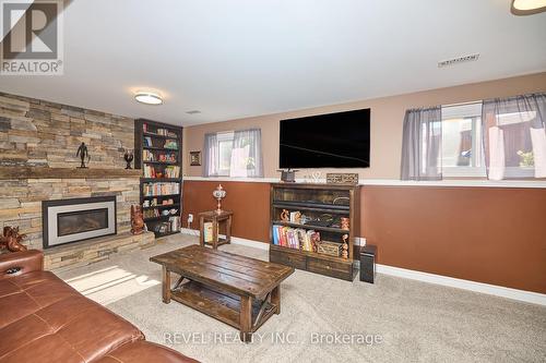 7623 Cavendish Drive, Niagara Falls, ON - Indoor Photo Showing Living Room With Fireplace