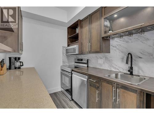 1648 Sunrise Road, Kelowna, BC - Indoor Photo Showing Kitchen