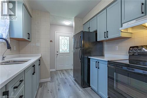 170 Speight Boulevard, London, ON - Indoor Photo Showing Kitchen With Double Sink