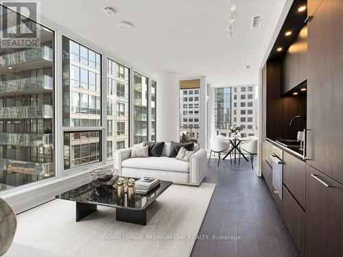 2206 - 15 Mercer Street, Toronto, ON - Indoor Photo Showing Living Room