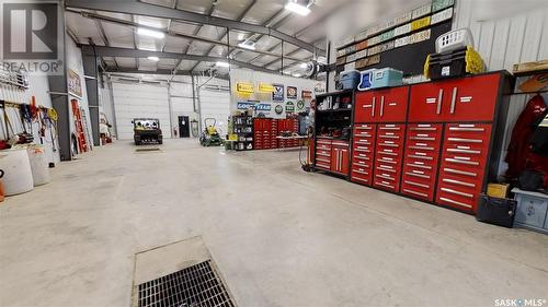 Verendrye Creek Acres, Kindersley Rm No. 290, SK - Indoor Photo Showing Garage