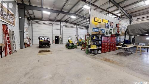 Verendrye Creek Acres, Kindersley Rm No. 290, SK - Indoor Photo Showing Garage