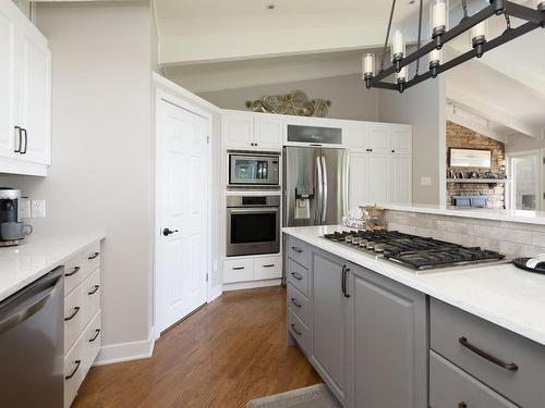 Kitchen - 1593 Boul. Perrot, Notre-Dame-De-L'Île-Perrot, QC - Indoor Photo Showing Kitchen With Upgraded Kitchen