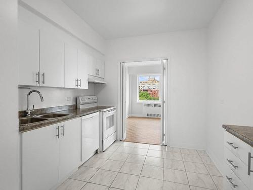 Kitchen - 706-3465 Rue Redpath, Montréal (Ville-Marie), QC - Indoor Photo Showing Kitchen With Double Sink