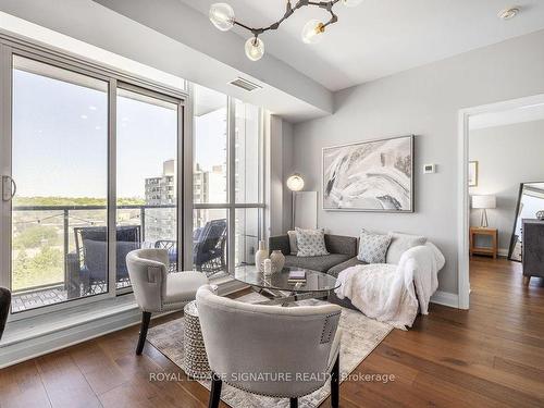 903-530 St Clair Ave W, Toronto, ON - Indoor Photo Showing Living Room