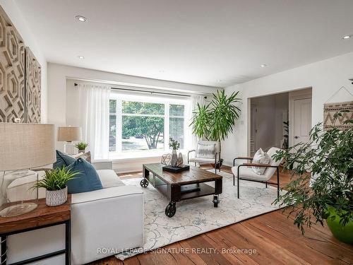 68 Sonneck Sq, Toronto, ON - Indoor Photo Showing Living Room