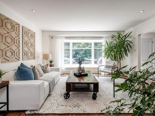 68 Sonneck Sq, Toronto, ON - Indoor Photo Showing Living Room