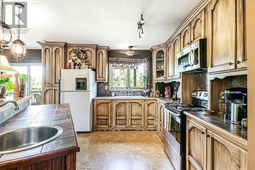 320 Sixth Avenue, Greater Sudbury, ON - Indoor Photo Showing Kitchen