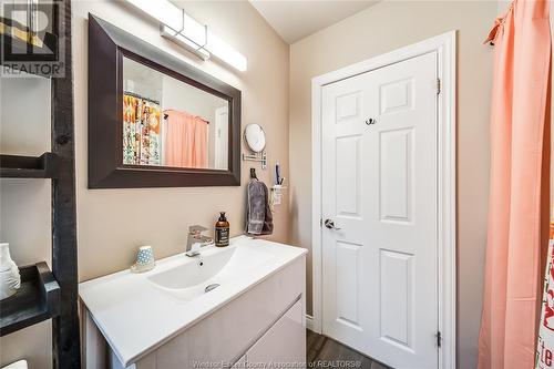 457 Watson Avenue, Windsor, ON - Indoor Photo Showing Bathroom