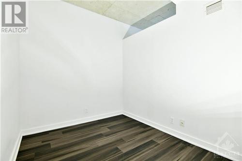 DEN | privacy sliding door - 354 Gladstone Avenue Unit#502, Ottawa, ON 