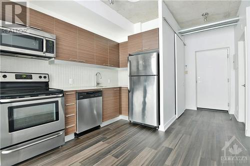 ENTRANCE | walk-in front closet, laundry, bathroom. - 354 Gladstone Avenue Unit#502, Ottawa, ON 