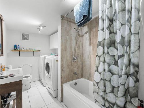 Bathroom - 4  - 6 Rue St-Ignace, Lévis (Desjardins), QC - Indoor Photo Showing Laundry Room