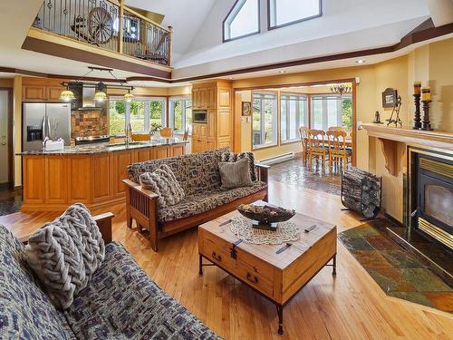 Salon - 7381 Ch. Du Coteau-Du-Lac, Saint-Damien, QC - Indoor Photo Showing Living Room With Fireplace