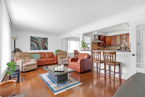 5093 Drummond Road, Niagara Falls, ON - Indoor Photo Showing Living Room