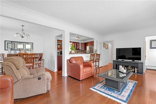 5093 Drummond Road, Niagara Falls, ON - Indoor Photo Showing Living Room