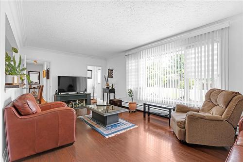 5093 Drummond Road, Niagara Falls, ON - Indoor Photo Showing Living Room